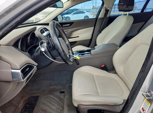 SAJAR4BG9HA965555 2017 JAGUAR XF Silver Widok wnętrza z przodu