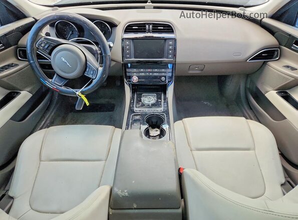 SAJAR4BG9HA965555 2017 JAGUAR XF Silver Widok deski rozdzielczej
