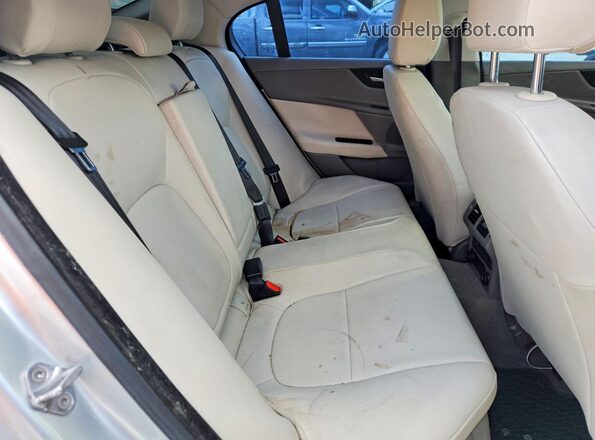SAJAR4BG9HA965555 2017 JAGUAR XF Silver Widok tylnych siedzeń