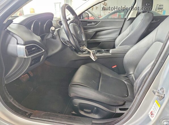 SAJAR4BGXHA976208 2017 JAGUAR XF Gray Vista interior delantera