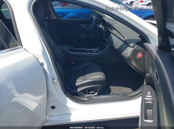 SAJBD4BVXHCY44572 2017 JAGUAR XF White Widok wnętrza z przodu