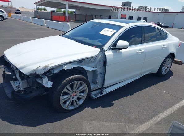 SAJBD4BVXHCY44572 2017 JAGUAR XF White Widok wnętrza z tyłu