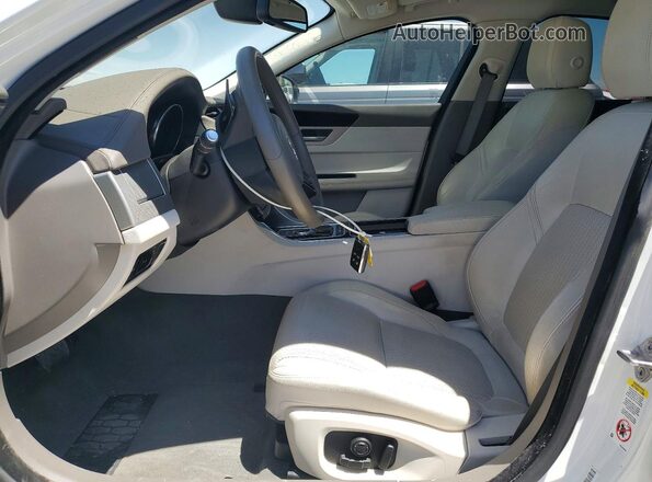 SAJBE4BV5HCY30396 2017 JAGUAR XF White Widok wnętrza z przodu