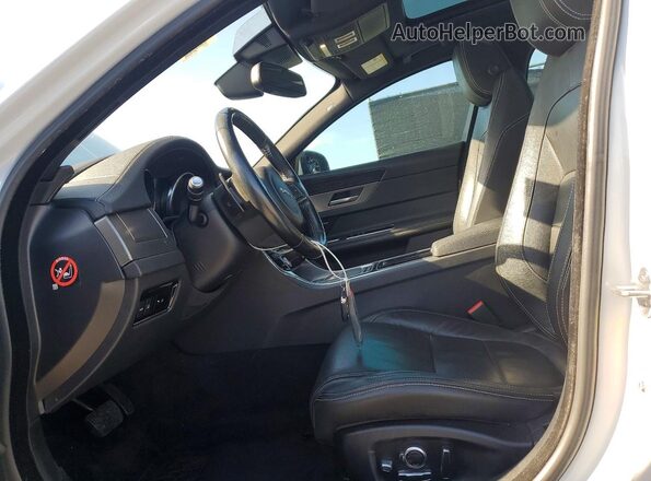SAJBG4BVXGCY05003 2016 JAGUAR XF Белый Вид салона спереди