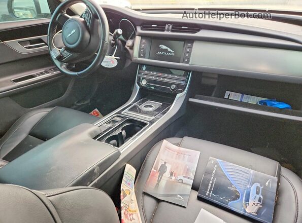 SAJBJ4BNXHCY42586 2017 JAGUAR XF White Vista del salpicadero