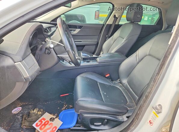SAJBJ4BNXHCY42586 2017 JAGUAR XF White Vista interior delantera