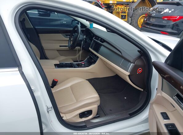 SAJBK4BV8HCY44575 2017 JAGUAR XF White Widok wnętrza z przodu