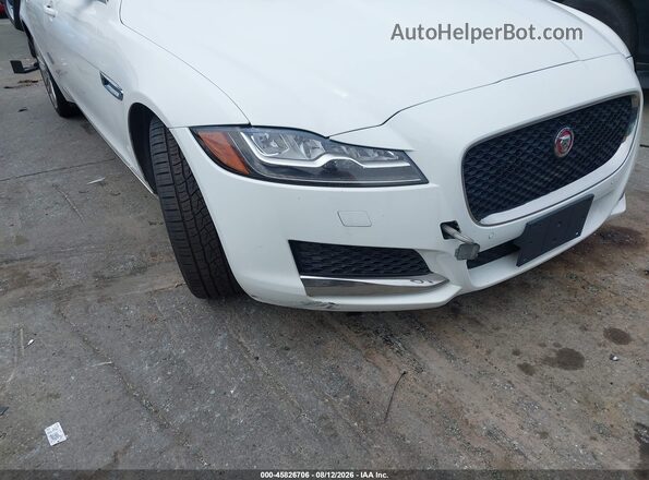 SAJBK4BV8HCY44575 2017 JAGUAR XF White Widok z przodu