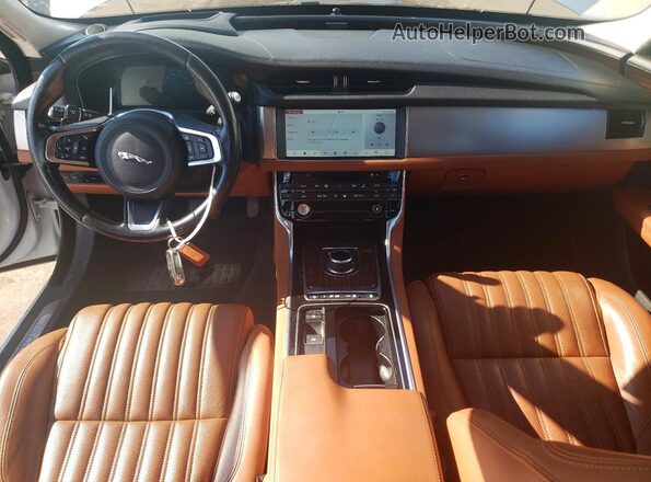 SAJBN4EV9JCY53312 2018 JAGUAR XF White Widok deski rozdzielczej
