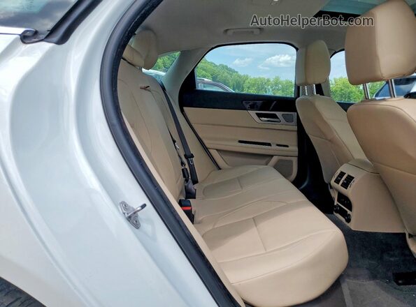 SAJBR4BN2HCY42624 2017 JAGUAR XF White Widok tylnych siedzeń