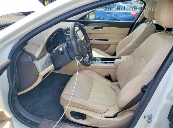 SAJBR4BN2HCY42624 2017 JAGUAR XF White Widok wnętrza z przodu