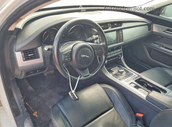 SAJBR4FX7JCY70596 2018 JAGUAR XF Белый Вид панели приборов