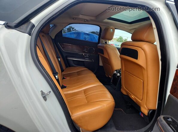 SAJWJ1CD9J8W14092 2018 JAGUAR XJ White Vista de los asientos traseros