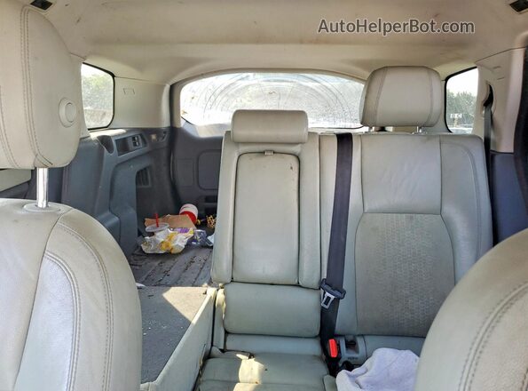 SALCP2BG2HH667771 2017 LAND ROVER DISCOVERY Cream Widok tylnych siedzeń