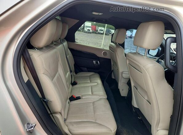 SALRGBBVXHA037322 2017 LAND ROVER DISCOVERY Tan უკანა სალონის ხედი
