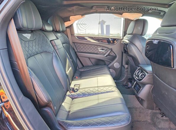SJAAC2ZV5JC017982 2018 BENTLEY BENTAYGA Black Սալոնի հետևի տեսք