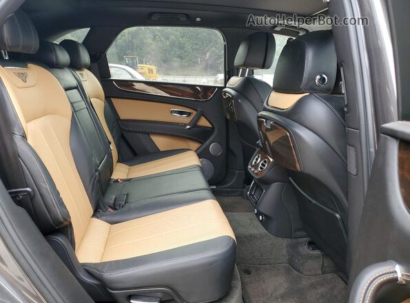 SJAAC2ZV6JC018686 2018 BENTLEY BENTAYGA Gray Vista interior trasera