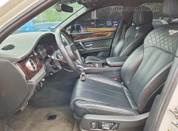 SJAAC2ZV7HC012602 2017 BENTLEY BENTAYGA Белый Вид салона спереди