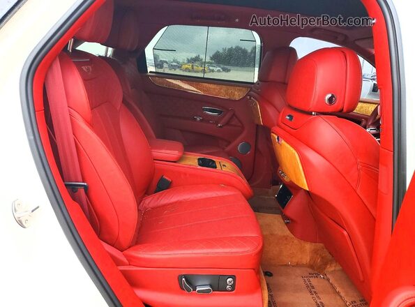 SJAAC2ZVXHC014912 2017 BENTLEY BENTAYGA White Սալոնի հետևի տեսք
