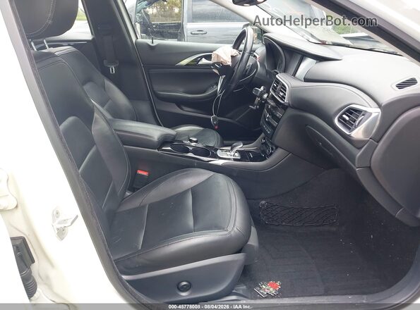SJKCH5CR4HA023071 2017 INFINITI QX30 White Widok wnętrza z przodu