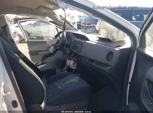 VNKKTUD30HA082207 2017 TOYOTA YARIS Белый Вид салона спереди