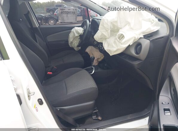 VNKKTUD31HA074746 2017 TOYOTA YARIS White Front interior view