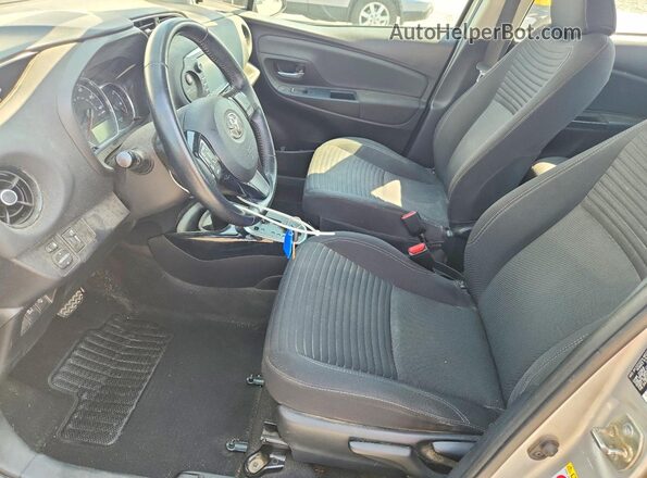 VNKKTUD32JA092985 2018 TOYOTA YARIS Silver Սալոնի դիմացի տեսք