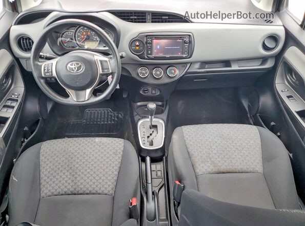 VNKKTUD35HA080193 2017 TOYOTA YARIS Red Widok deski rozdzielczej