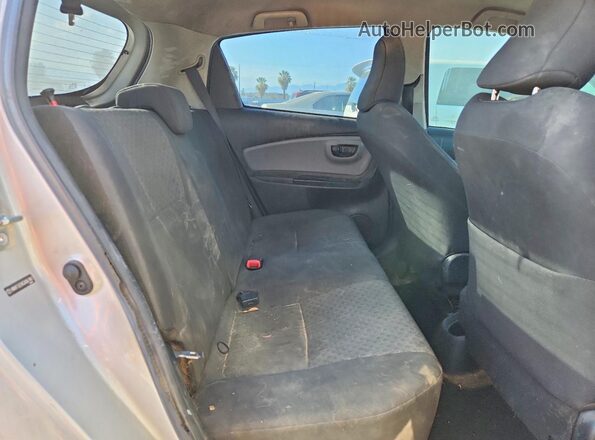 VNKKTUD36GA067967 2016 TOYOTA YARIS Silver Widok wnętrza z tyłu