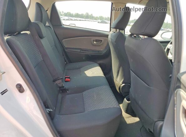 VNKKTUD36HA077982 2017 TOYOTA YARIS White Widok tylnych siedzeń