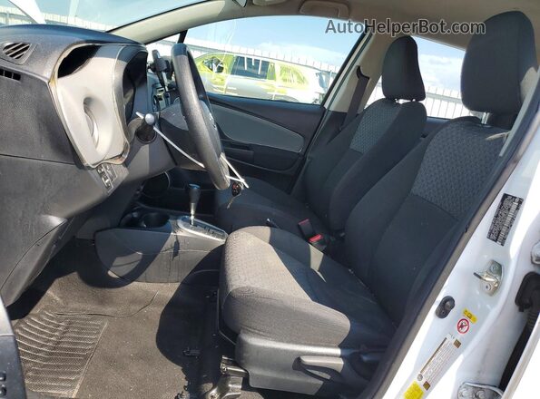 VNKKTUD36HA077982 2017 TOYOTA YARIS White Widok wnętrza z przodu