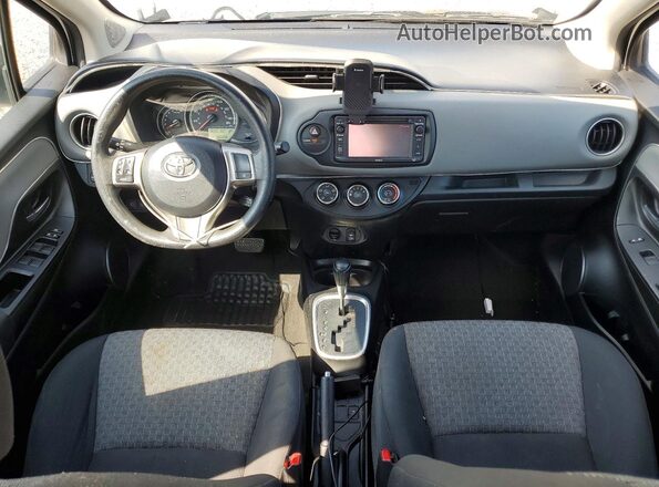 VNKKTUD36HA077982 2017 TOYOTA YARIS White Widok deski rozdzielczej