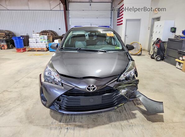 VNKKTUD36JA096909 2018 TOYOTA YARIS Gray Դիմացի տեսք