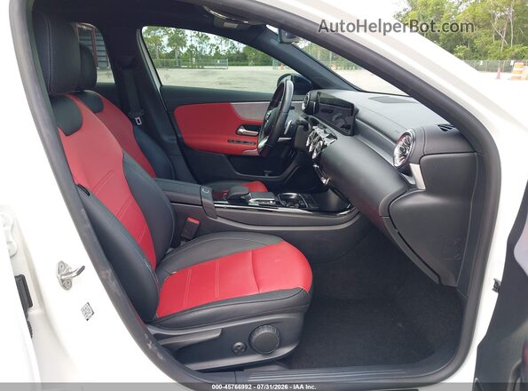W1K3G4EB2NJ368438 2022 MERCEDES-BENZ A 220 White Vista interior delantera
