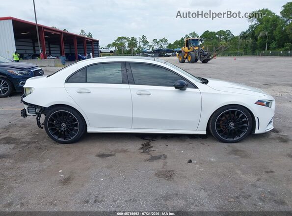 W1K3G4EB2NJ368438 2022 MERCEDES-BENZ A 220 White Vista interior de 360 grados
