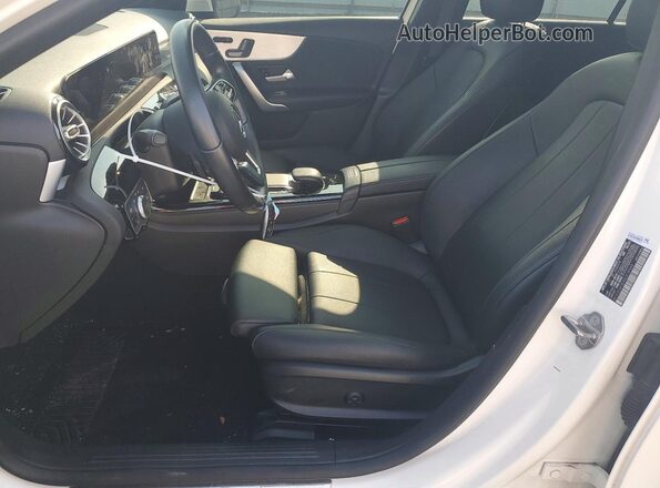 W1K3G4FBXMJ318948 2021 MERCEDES-BENZ A Белый Вид салона спереди