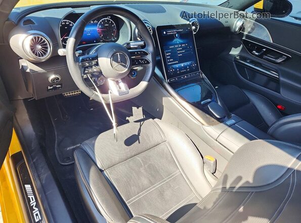 W1KRJ7JB2RF001437 2024 MERCEDES-BENZ AMG Желтый Вид панели приборов