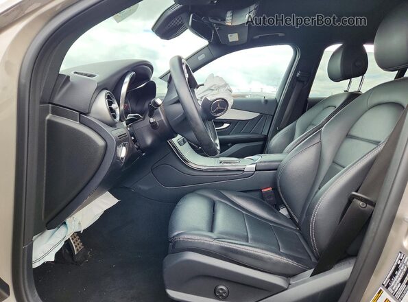 W1N0G8EB5NV333379 2022 MERCEDES-BENZ GLC-CLASS Silver Widok wnętrza z przodu