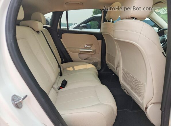 W1N4N4HB3MJ161502 2021 MERCEDES-BENZ GLA White Widok wnętrza z tyłu