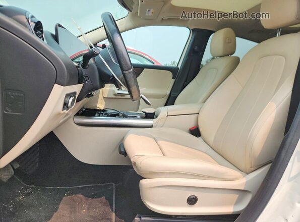 W1N4N4HB3MJ161502 2021 MERCEDES-BENZ GLA White Widok wnętrza z przodu