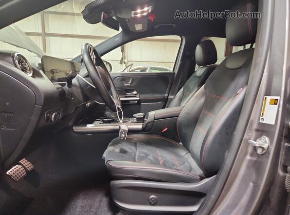 W1N4N4HB6PJ454962 2023 MERCEDES-BENZ GLA Gray Widok wnętrza z przodu