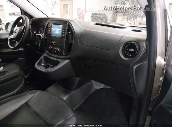 W1WV0FEY8M3943883 2021 MERCEDES-BENZ METRIS Silver Вид салону спереду