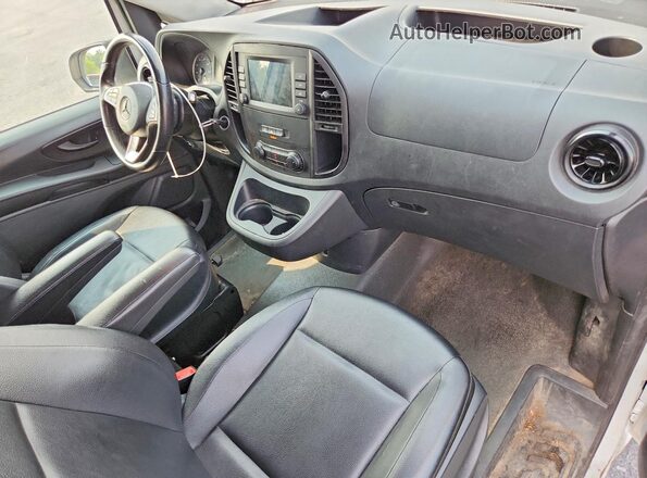 W1YV0CEY5M3911348 2021 MERCEDES-BENZ METRIS Белый Вид панели приборов