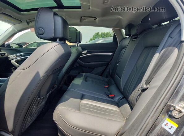 WA11AAGE3NB009726 2022 AUDI E-TRON Gray Widok wnętrza z tyłu