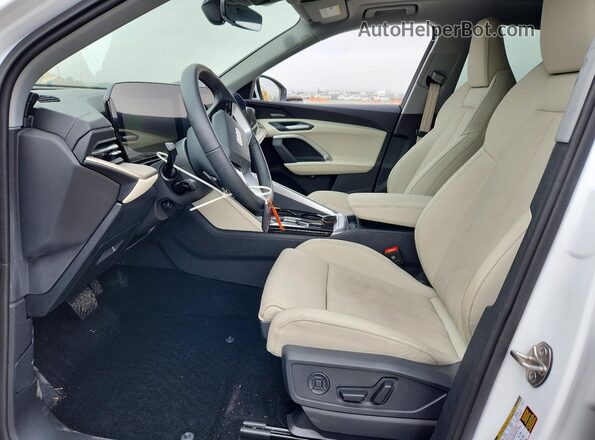 WA12AAGU1S2080835 2025 AUDI Q5 White Widok wnętrza z przodu