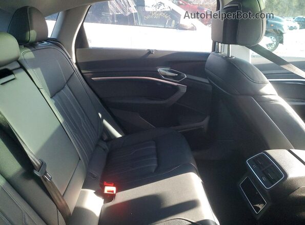 WA13AAGE3NB025787 2022 AUDI E-TRON White Vista de los asientos traseros