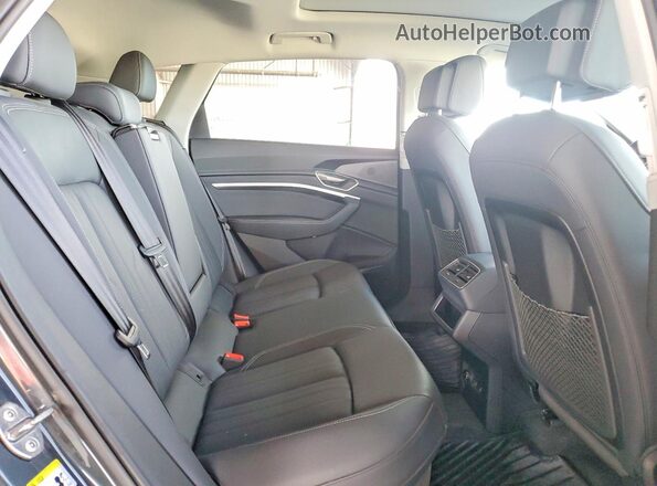 WA15AAGE1RB045535 2024 AUDI Q8 Gray Widok wnętrza z tyłu