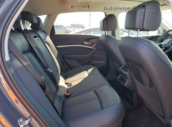 WA15AAGE6RB037737 2024 AUDI Q8 Gray Vista interior trasera