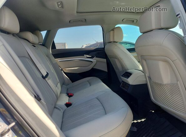 WA15AAGE7RB048567 2024 AUDI Q8 Teal Vista interior trasera