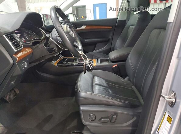 WA1AAAFY4M2110915 2021 AUDI Q5 Серебряный Вид салона спереди